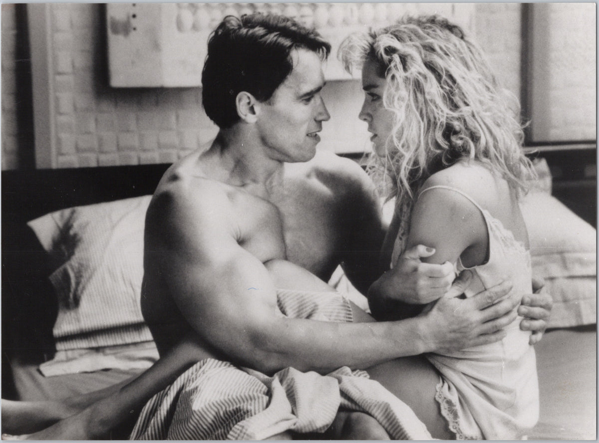 Arnold Schwarzenegger and Sharon Stone in Total Recall — front