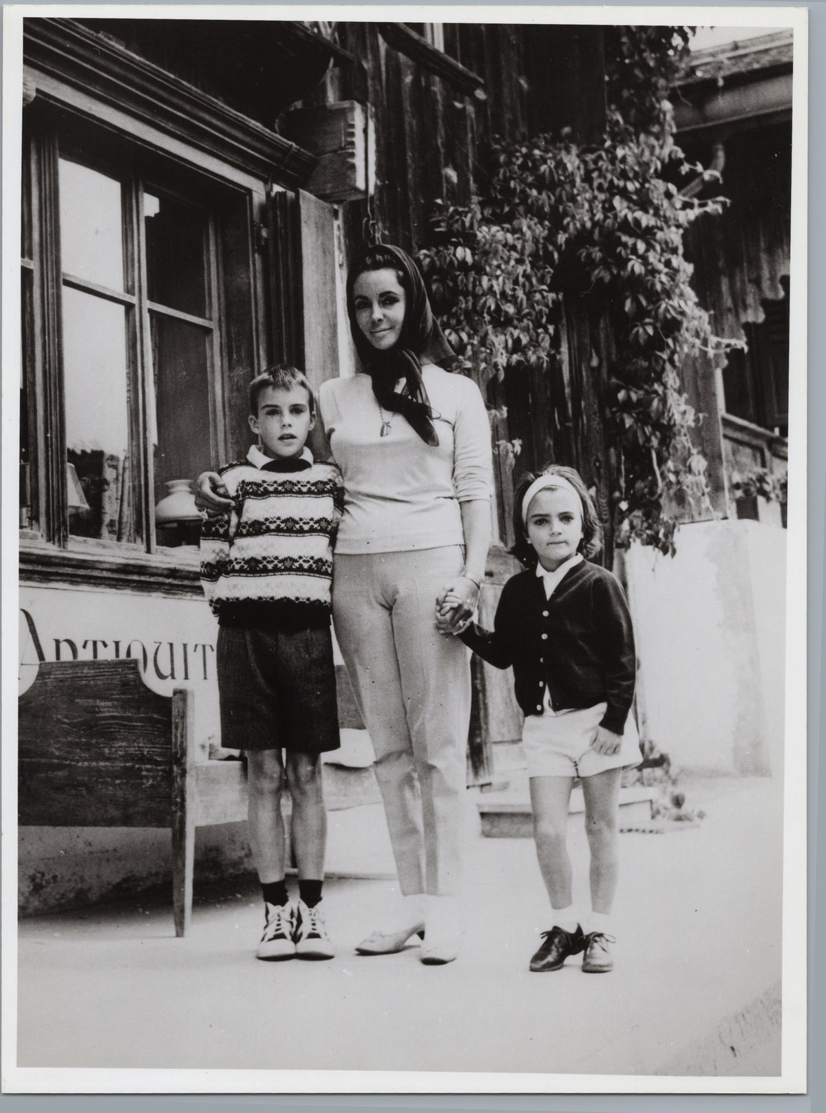 Elizabeth Taylor with Her Children, July 1962 — A01014