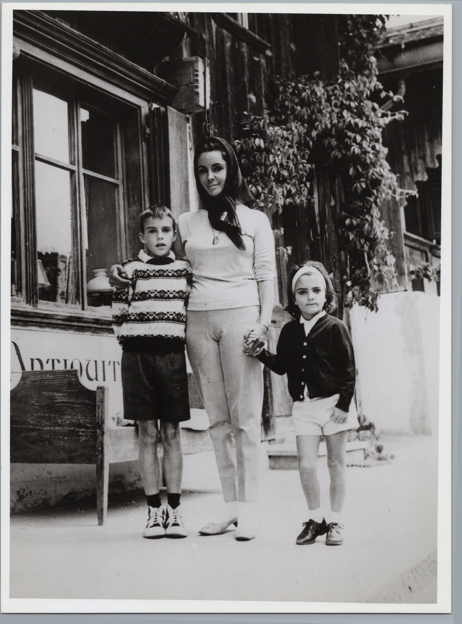 Elizabeth Taylor with Her Children, July 1962