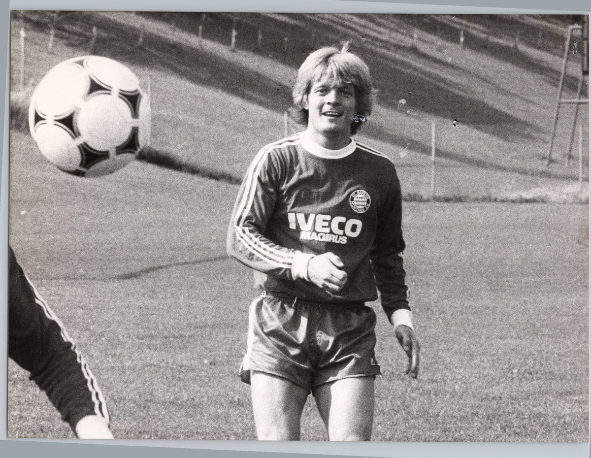 Søren Lerby — Football Training Photograph — front