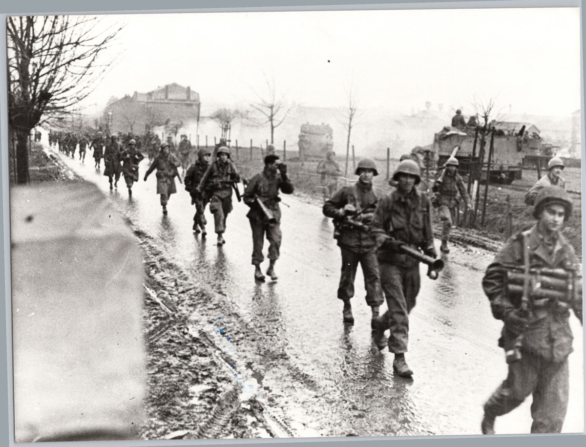 US Paratroopers near Bastogne — Battle of the Ardennes — front