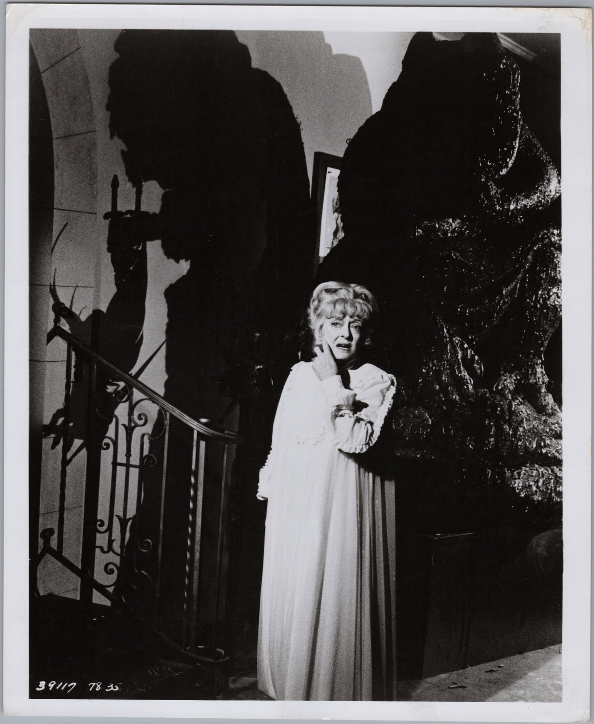 Bette Davis — Scream, Pretty Peggy — front